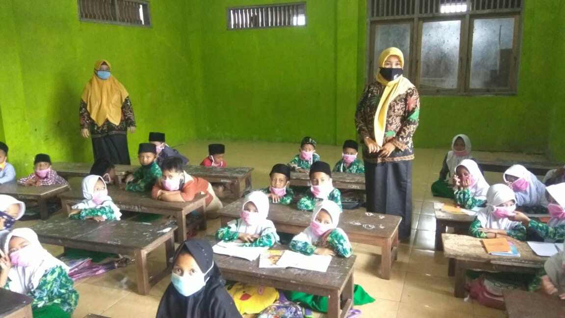 mengajari anak" membaca dan menulis huruf arab