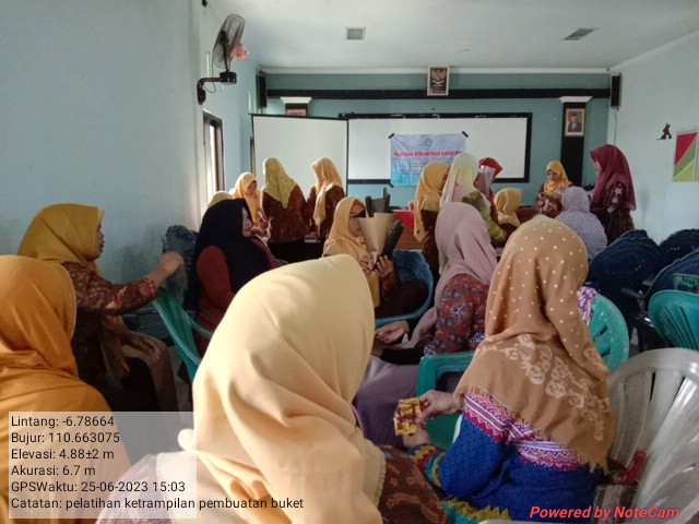 ibu" anggota pkk antusias buat buket