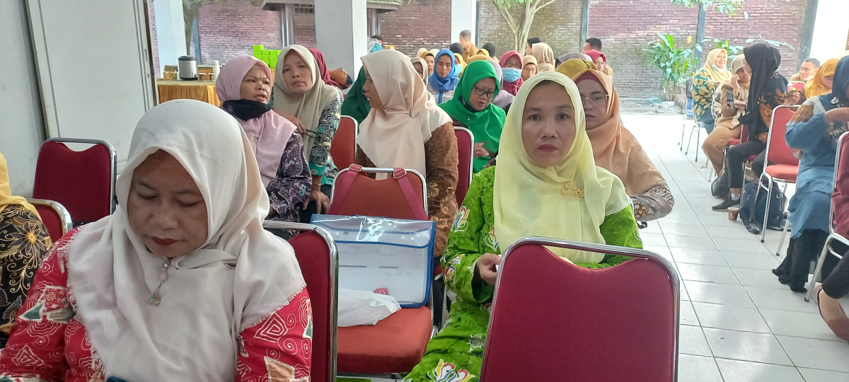 Mengikuti Orientasi kartu kembang anak di kelompok BKB tingkat kabupaten Demak