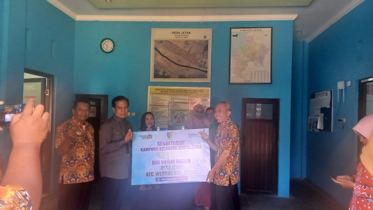 Penyerahan ikon KB dan Rumah data