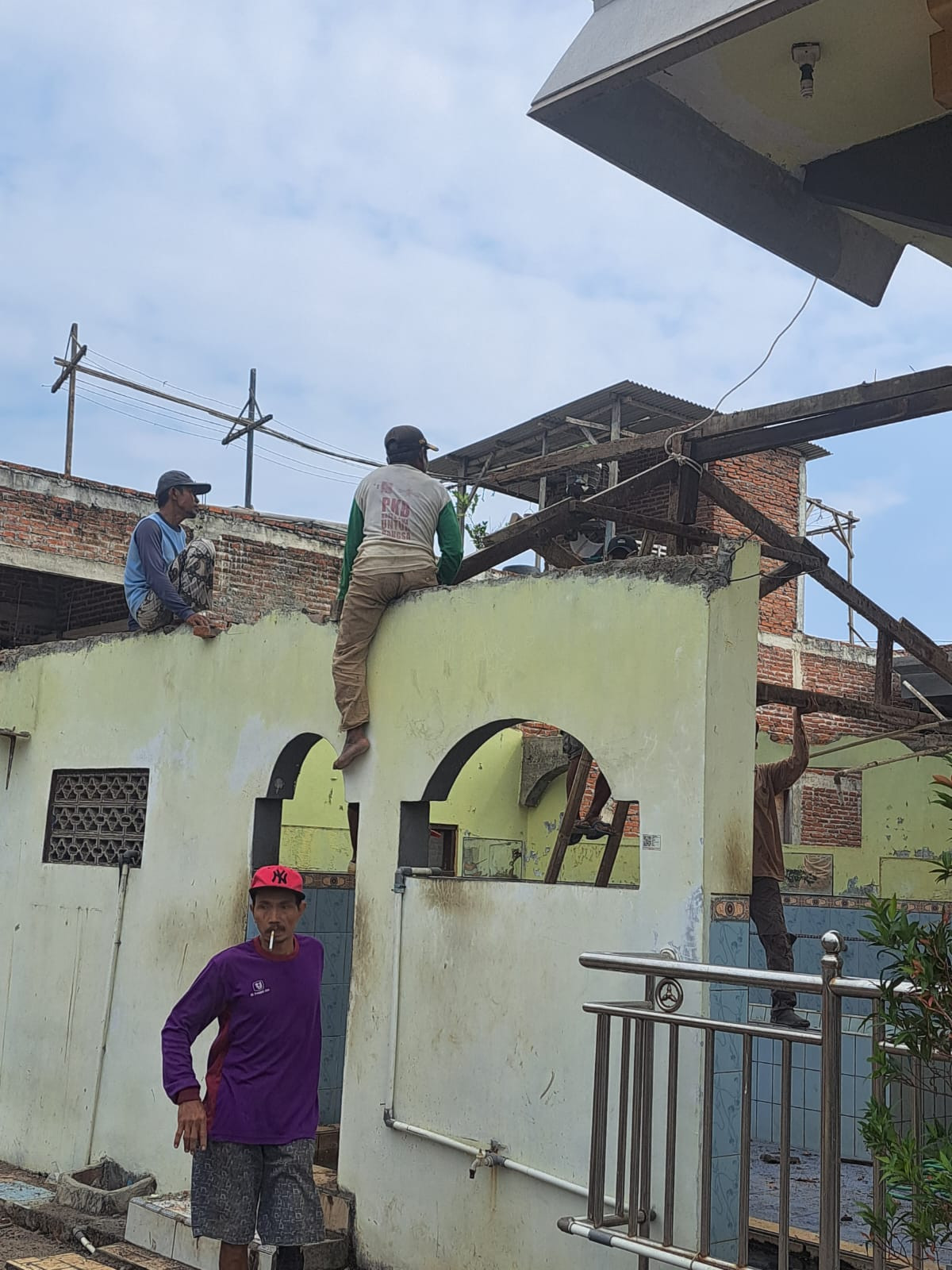 kerja bakti pembangunan tempat air wudhu Musholla Mambaul ulum