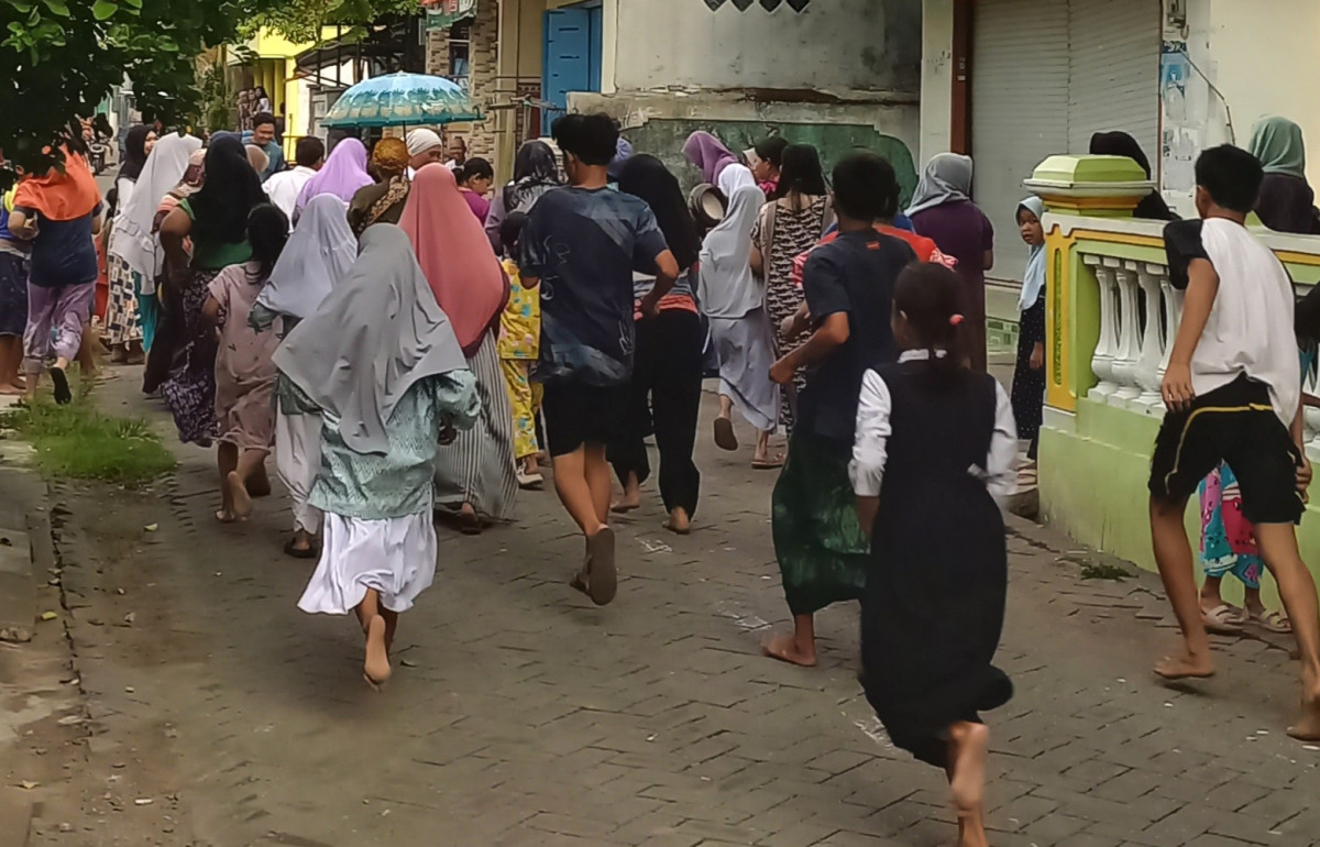 Udik2an anak lahir tradisi jetak