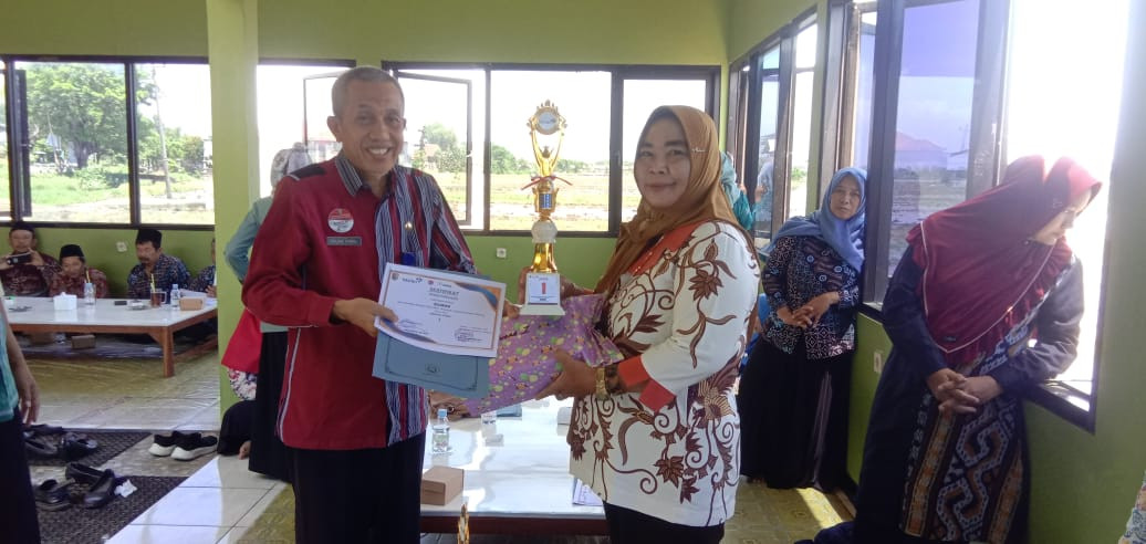 pembagian hadiah dan penghargaan kepada pengurim ajseptor Kb.mkjp terbanyak