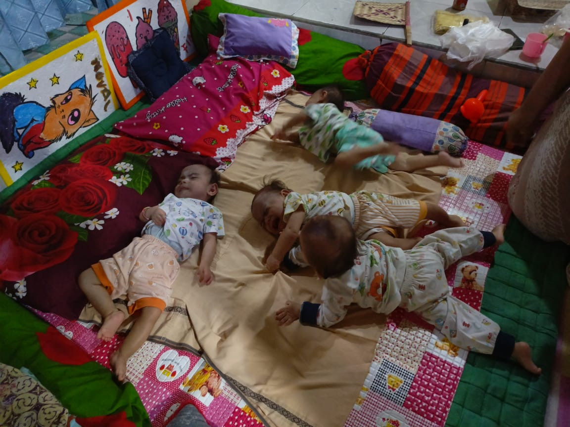 bayi kembar 4 jetak
