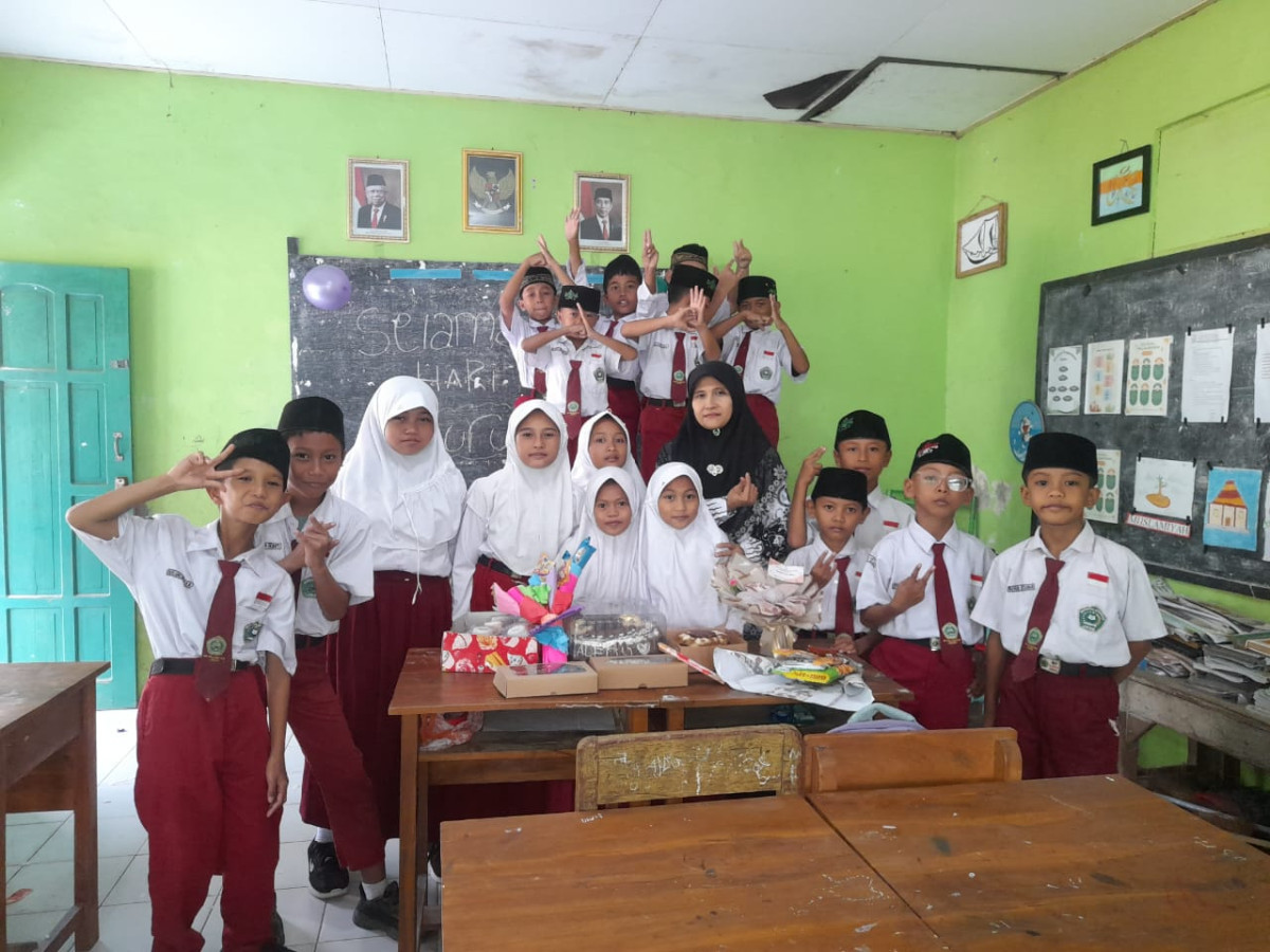 peringatan hari guru dg bagi2 hadiah ke guru
