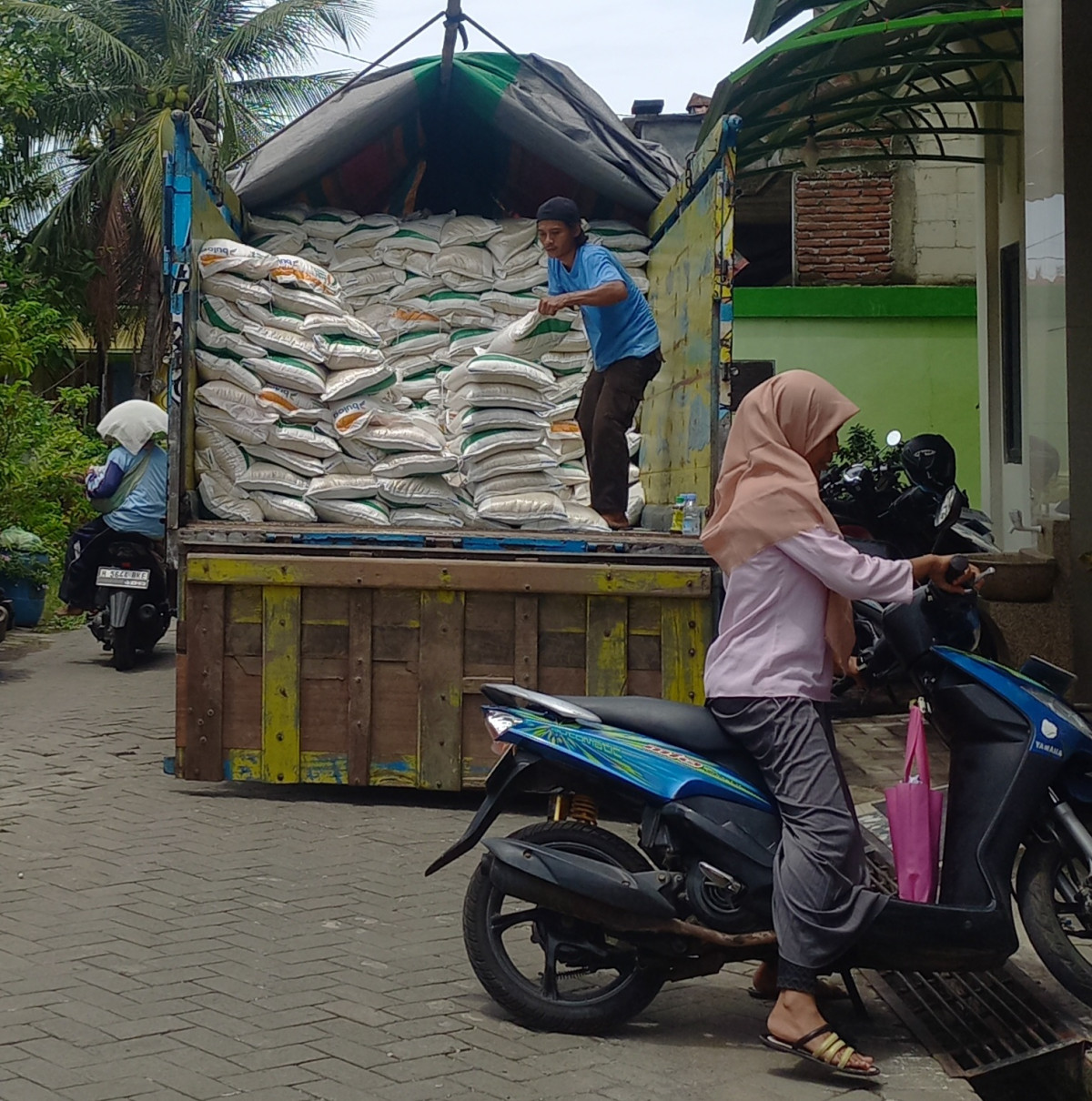 bantuan beras kepada keluarga  miskin
