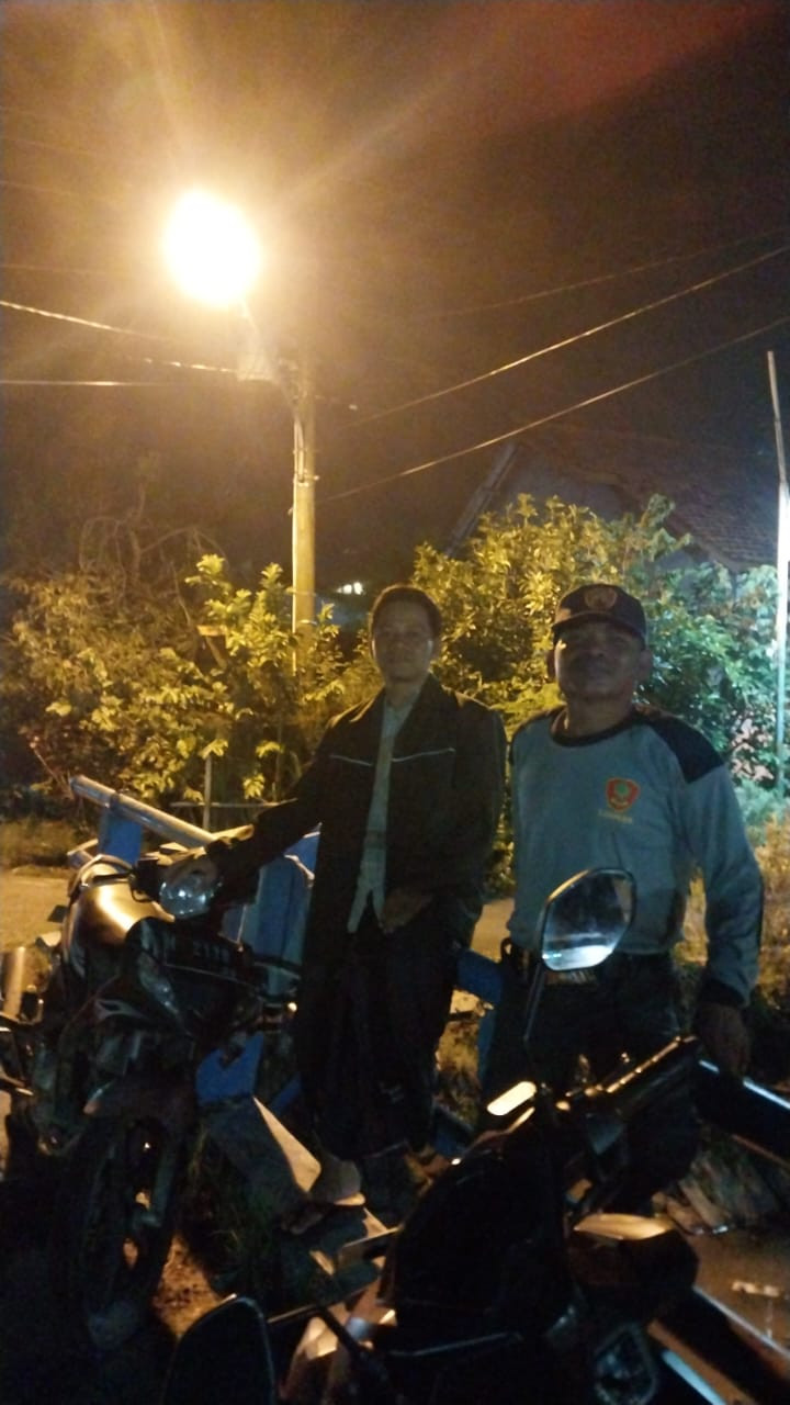 petugas LINMAS keliling patroli desa jetak di malam  pertama bulan Ramadhan