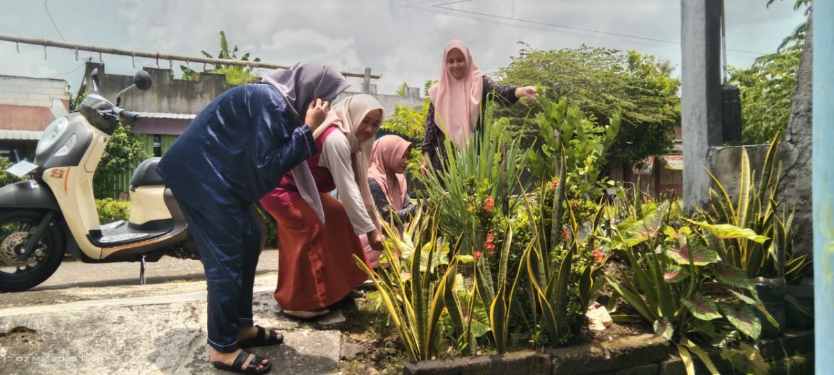 bersama menanam di pekarangan