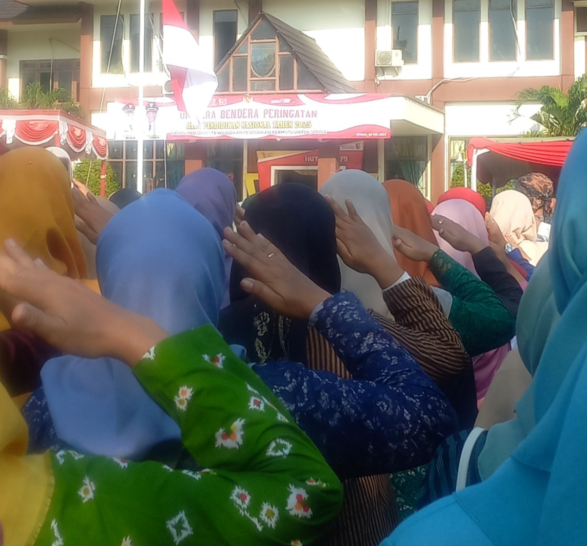 upacara peringatan  hardiknas di halaman sekda kabupaten Demak