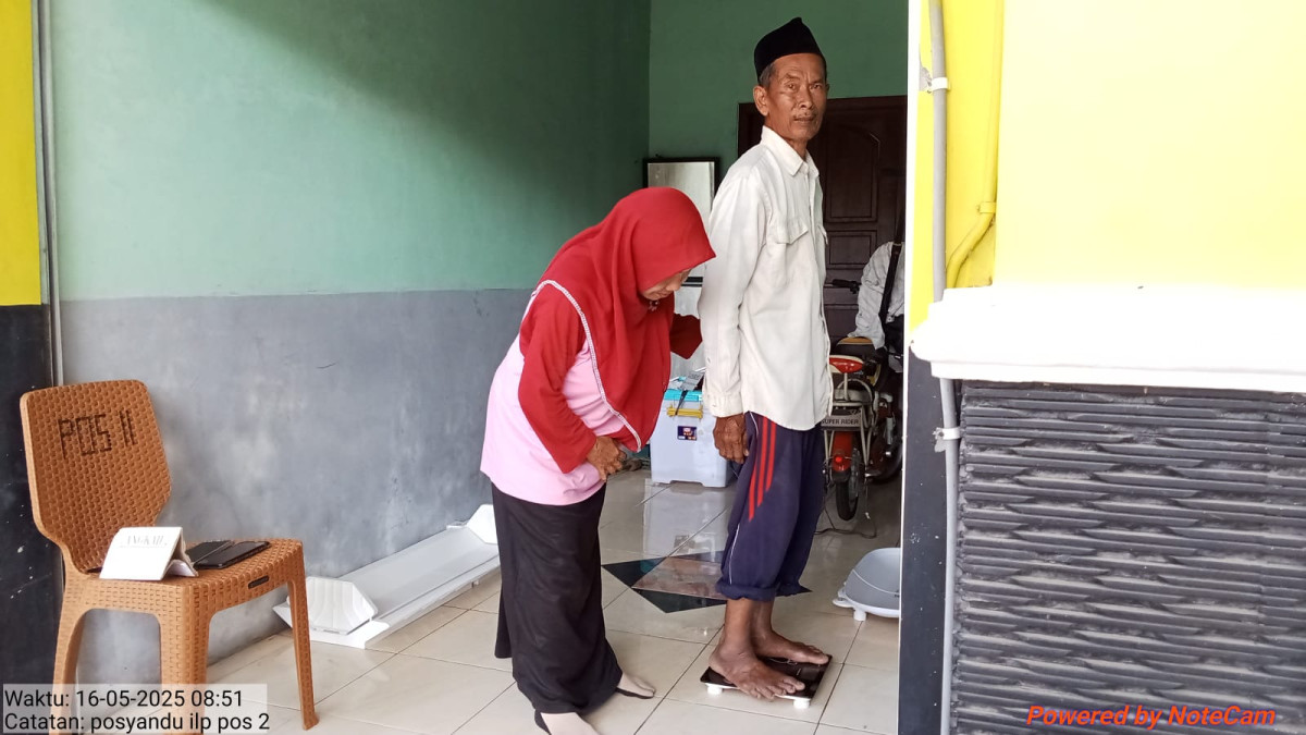 posyandu lansia di timbang