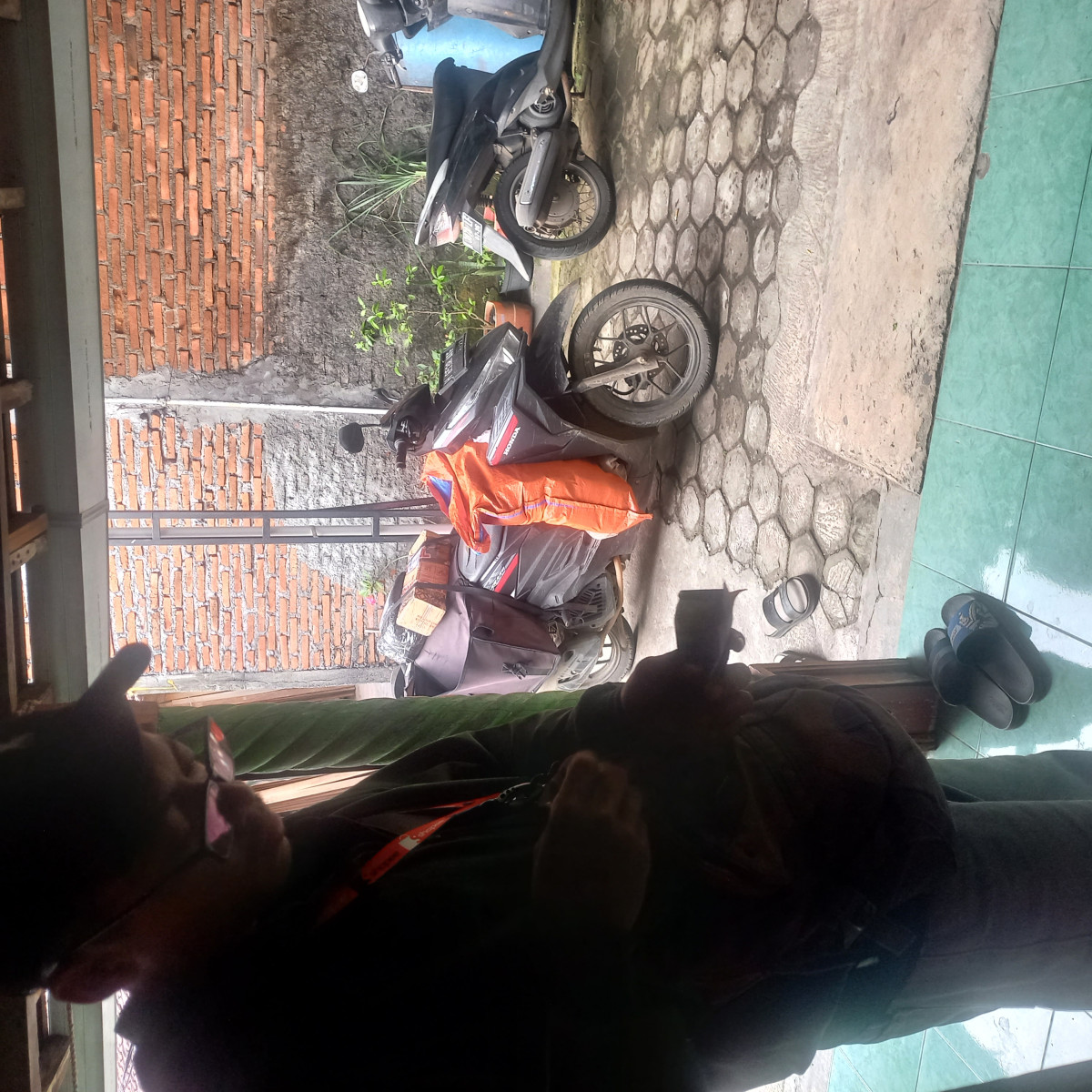 kurir pengantar barang2 paket kiriman