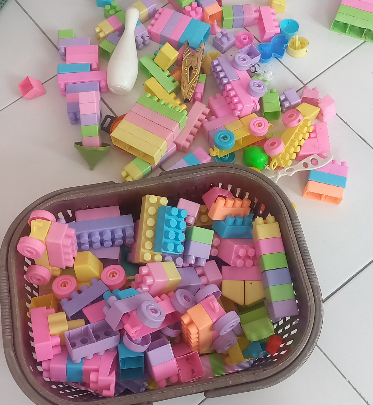 bermain APE  (alat peraga edukatif)DALAM