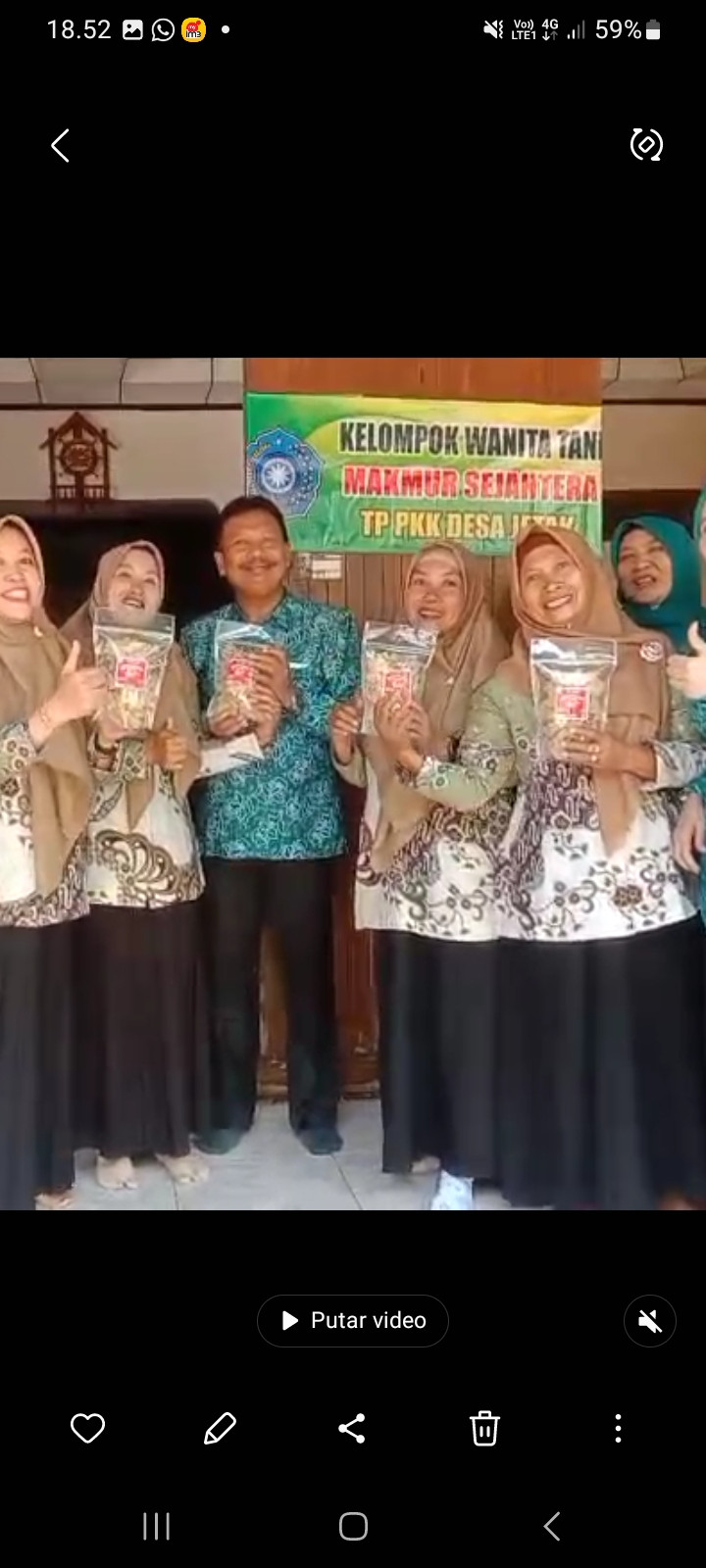 ibu2 pkk menawarkan promosi hasil produksi krupuk singkong lapis