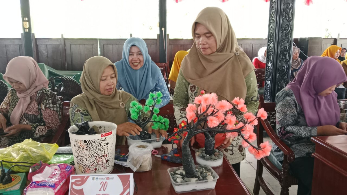 PKK lomba merangkai bunga