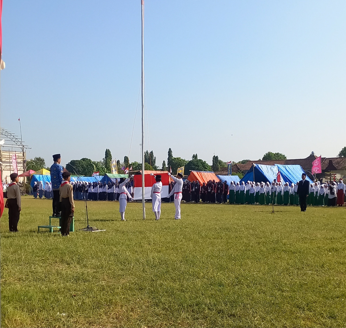 pengibaran bendera merah putih