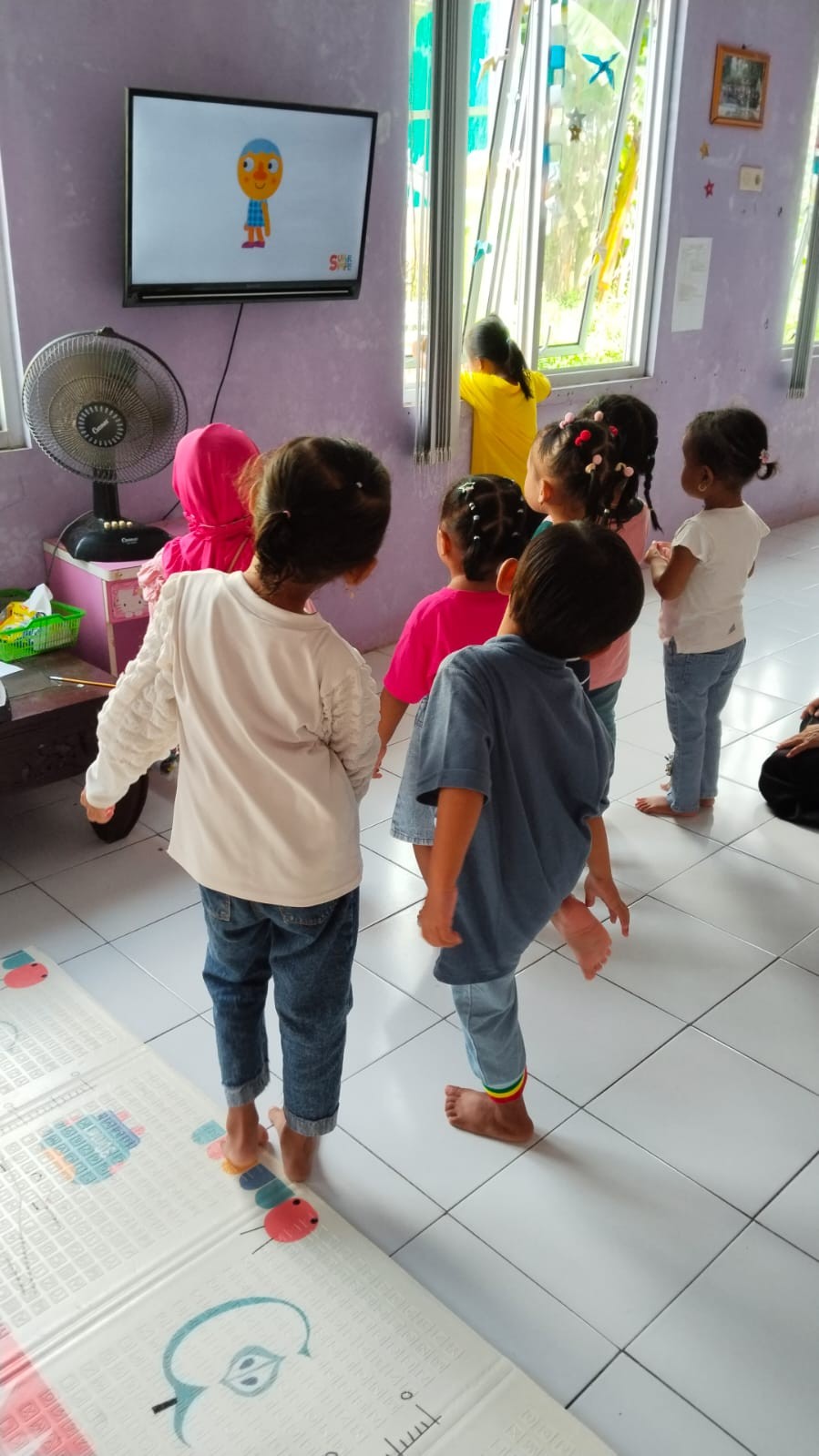 Anak paud menonton Televisi