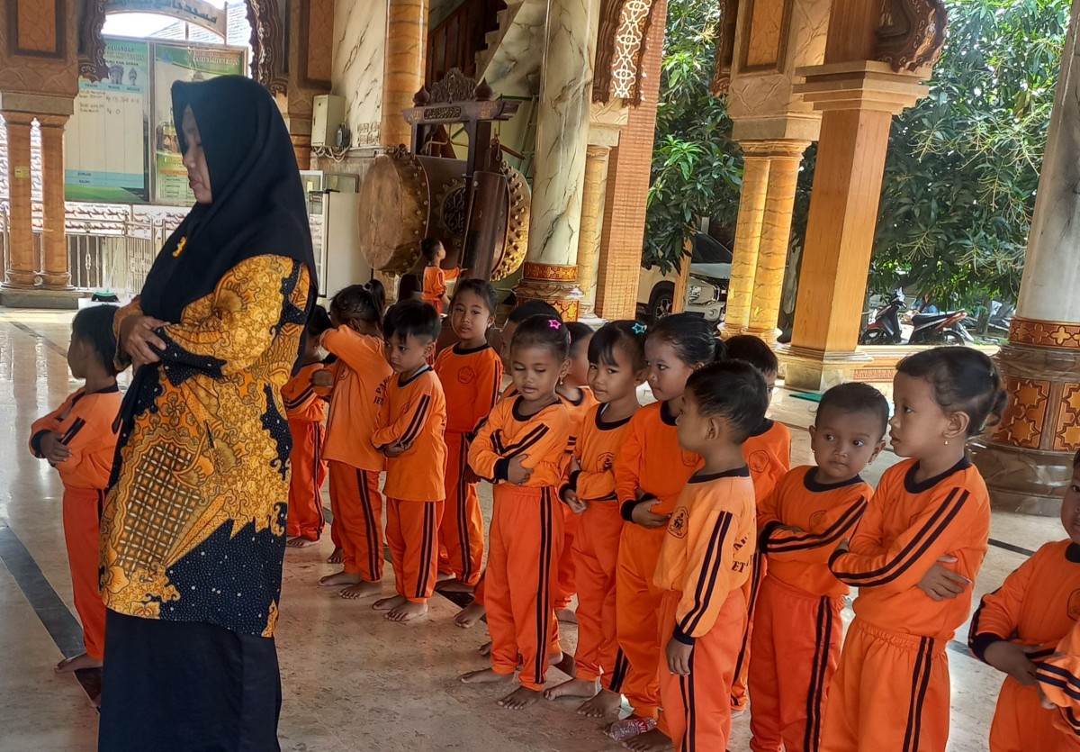 Anak paud belajar sholat dhuha