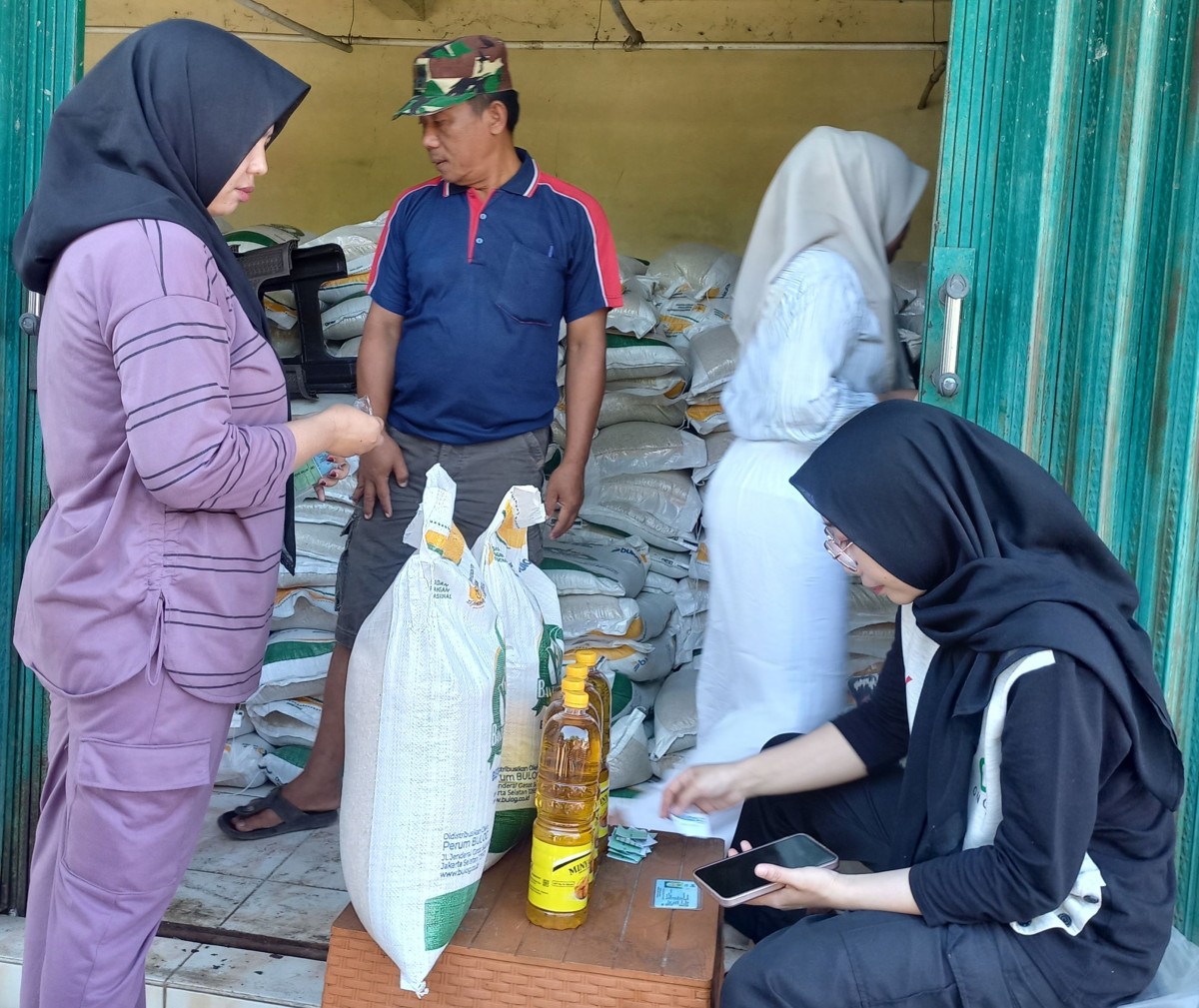 pendistribusian bantuan beras+ minya