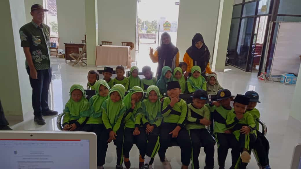 KUNJUNGAN SISWA SISWI RA RIBHUL ULUM KE BALAI DESA KEDUNGMUTIH