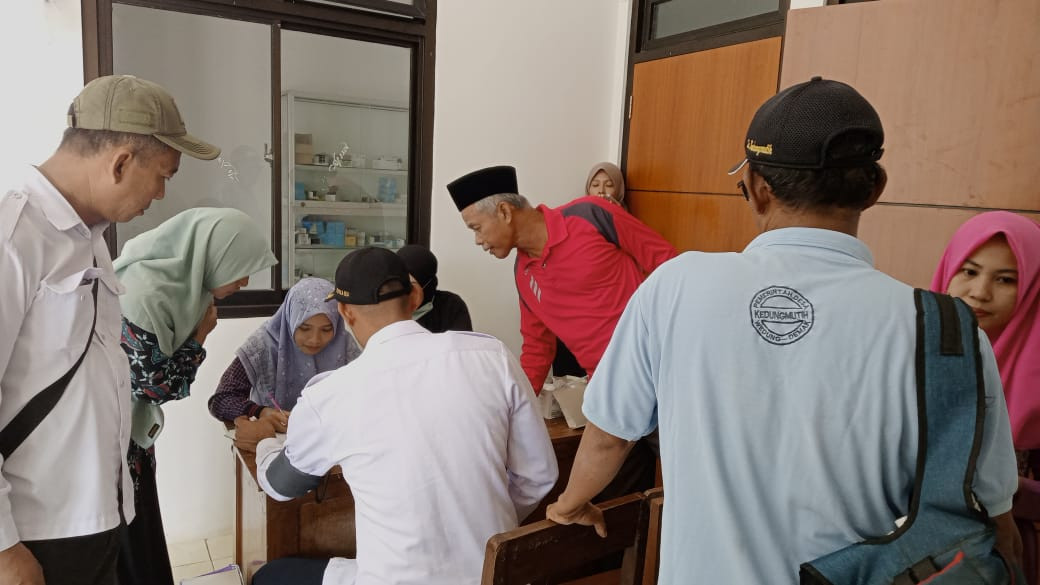 Pemeriksaan Tekanan Darah pada Kepala Desa & Perangkat Desa Oleh Bidan Desa