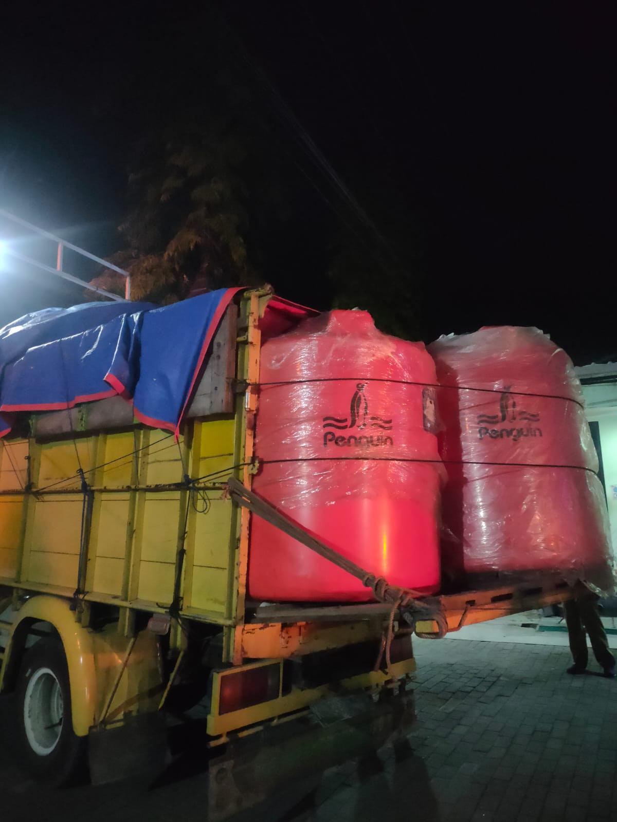PEMBERIAN TANDON AIR DESA KEDUNGMUTIH