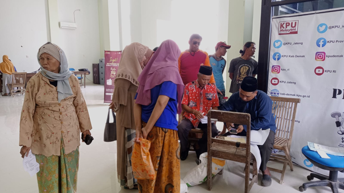 PENYALURAN BANTUAN PANGAN (BERAS) DESA KEDUNGMUTIH BULAN OKTOBER