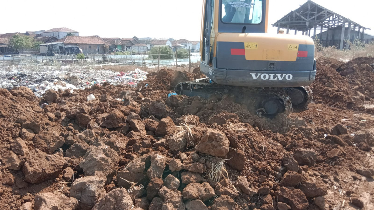PENGGURUKAN TANAH TEMPAT PEMBUANGAN SAMPAH DESA KEDUNGMUTIH