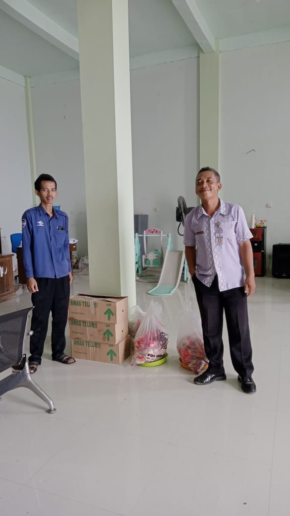 Petugas Kantor POS Kecamatan Wedung yang menyalurkan bantuan sembako ke Desa Kedungmutih