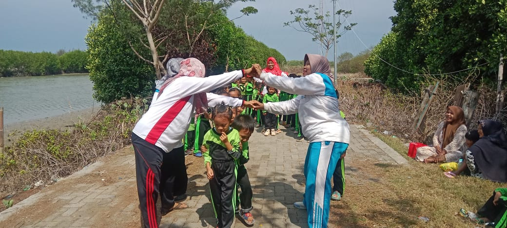 EKSTRAKULIKULER RA DIBHUL ULUM DALAM MENINGKATKAN PENGALAMAN BELAJAR ANAK