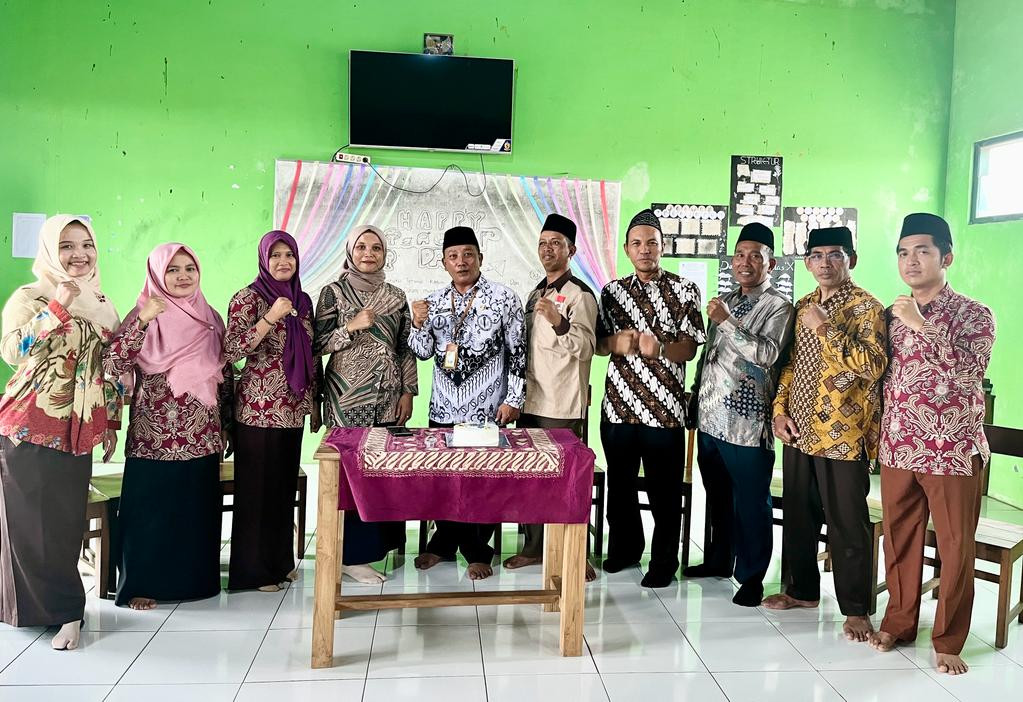 MEMPERINGATI HARI GURU MA RIBHUL ULUM