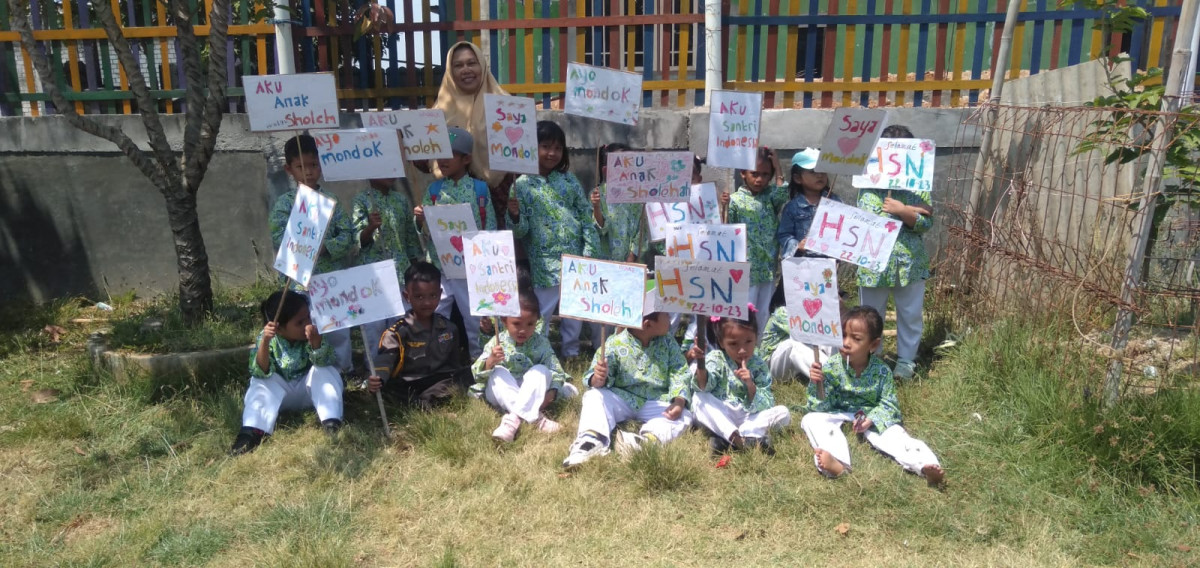 Setiap anak membuat 1 Poster dalam acara HSN