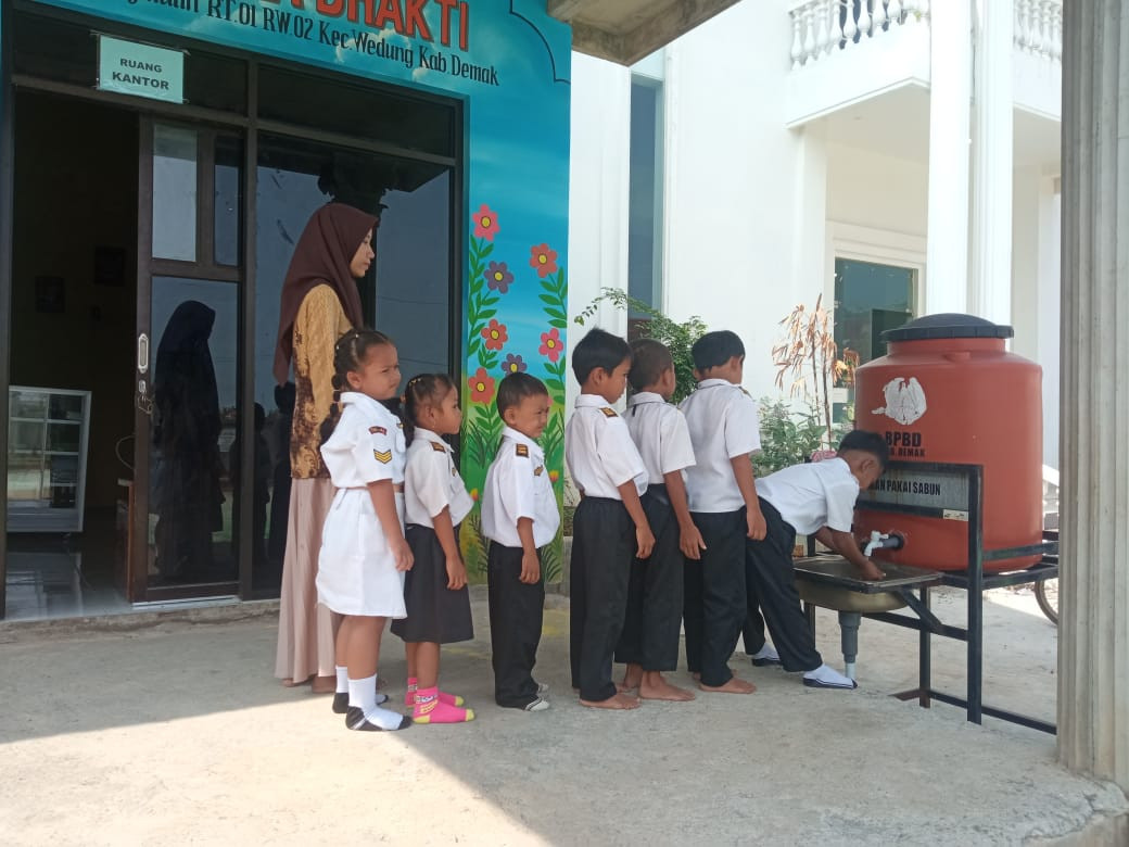 MENANAMKAN KEBIASAAN MENCUCI TANGAN PAKAI SABUN PADA ANAK TK PUTRA BHAKTI