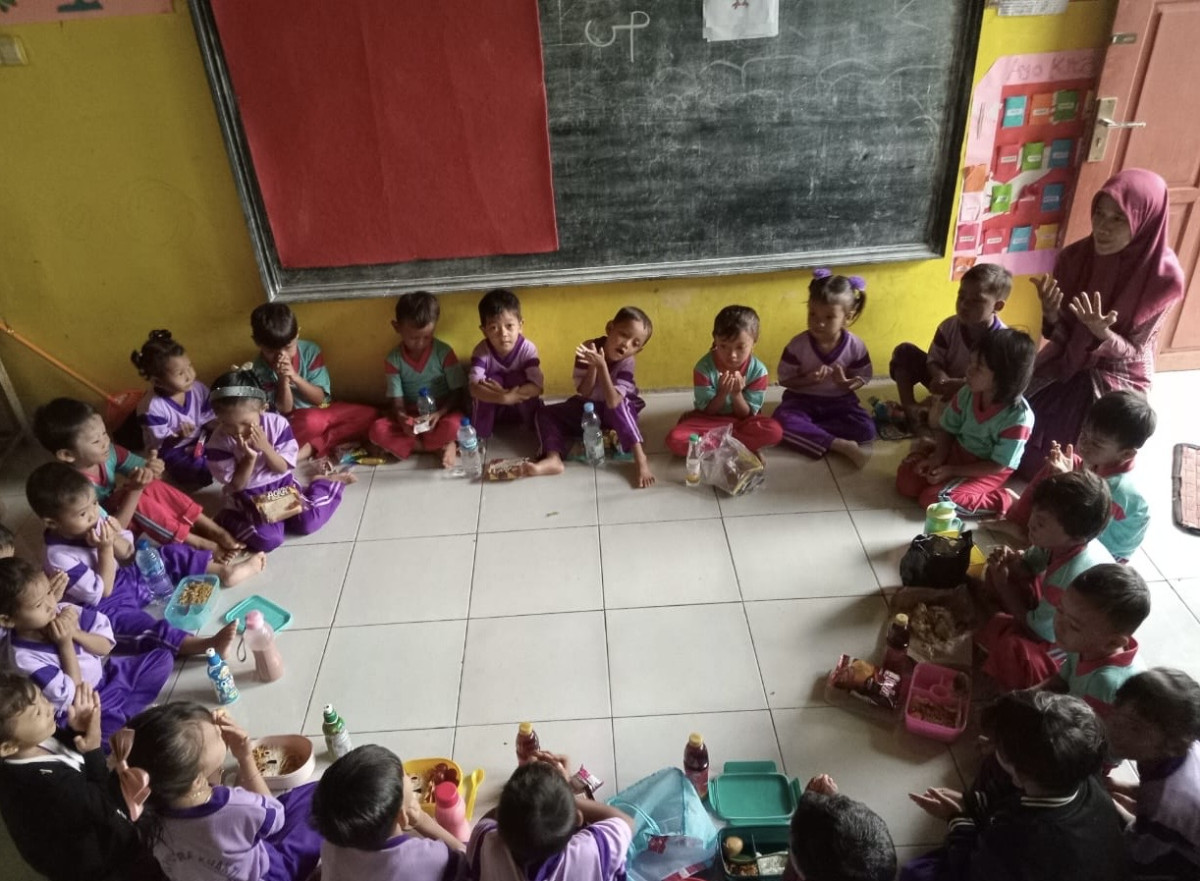 MEMBAWA BEKAL MAKANAN TK PUTRA BHAKTI DESA KEDUNGMUTIH 2025