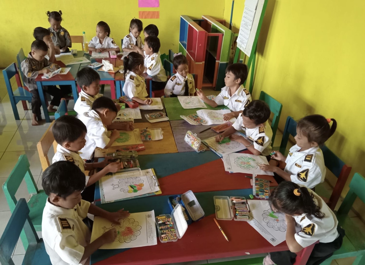 MEWARNAI PESERTA DIDIK TK PUTRA BHAKTI DESA KEDUNGMUTIH 2025