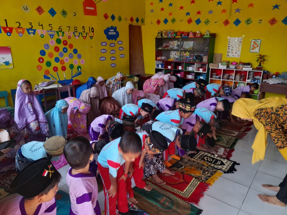 Membiasakan Sholat sedari Kecil