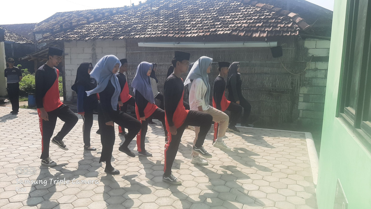 LATIHAN UPACARA BENDERA DALAM RANGKA HUT RI KE 80 MA RIBHUL ULUM 2025