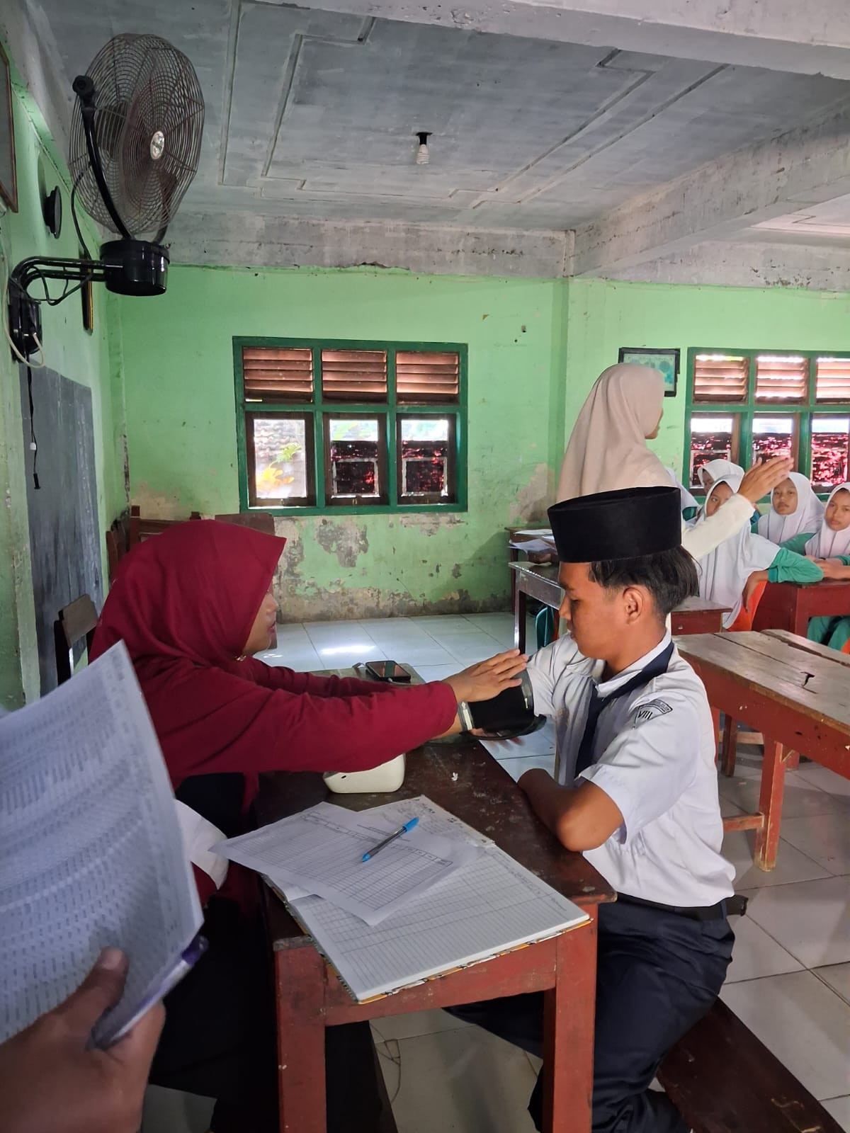 Pengecekan kesehatan siswa siswi MTS Ribhul Ulum