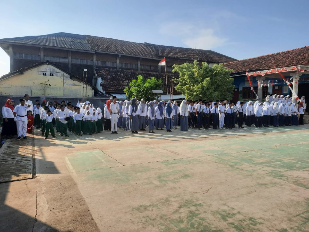 Upacara bendera peserta MTS dan MA Ribhul Ulum Kedungmutih