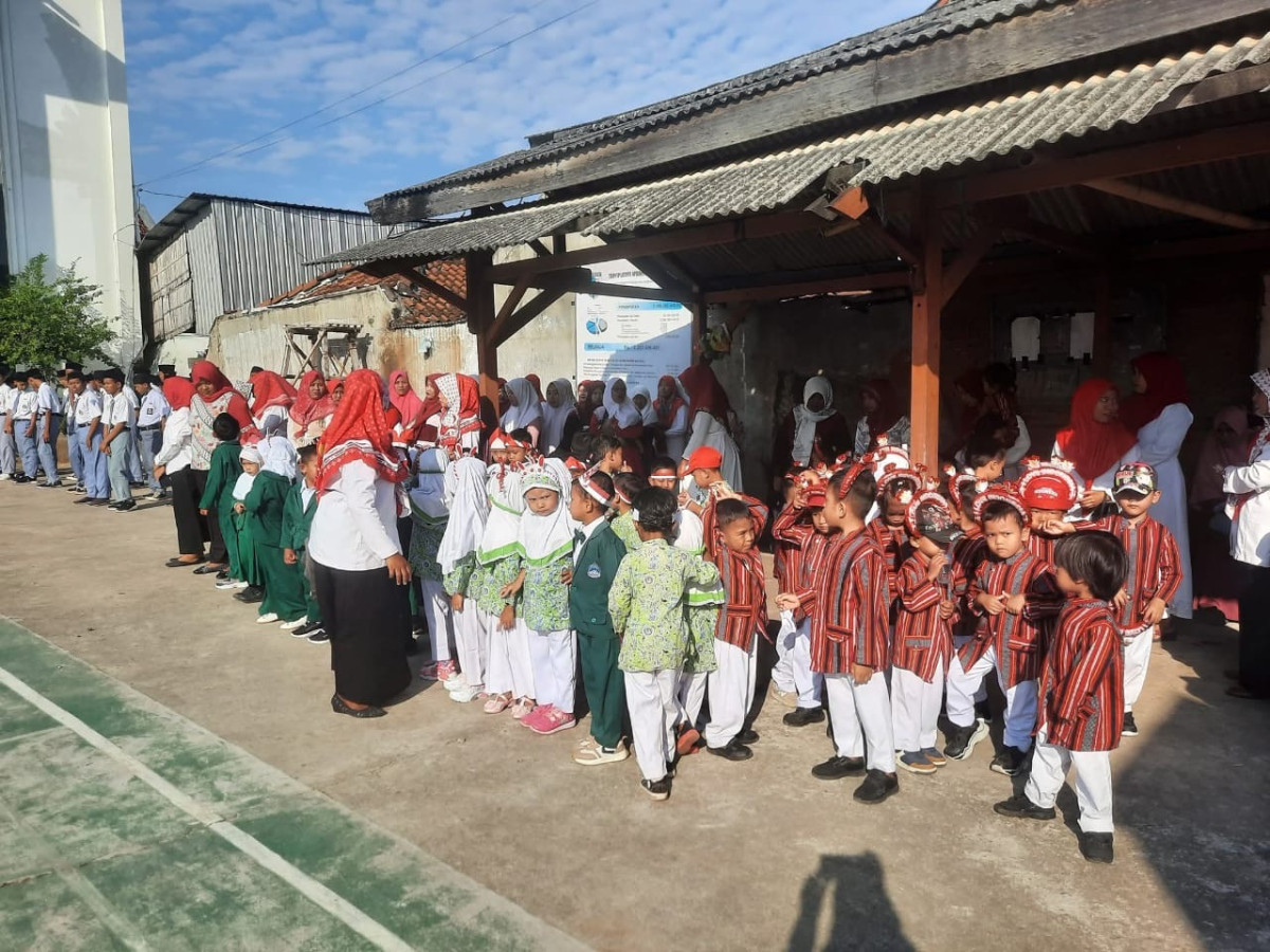 Upacara bendera peserta RA Ribhul Ulum Kedungmutih