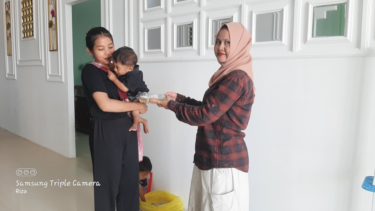 Pemberian PMT Stunting kepada balita