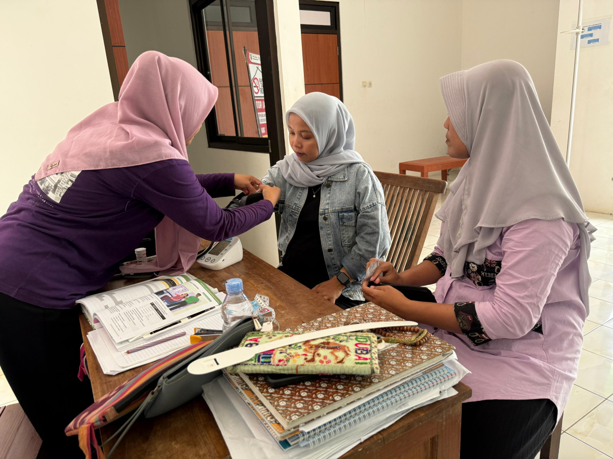 PEMERIKSAAN RUTIN IBU HAMIL DESA KEDUNGMUTIH