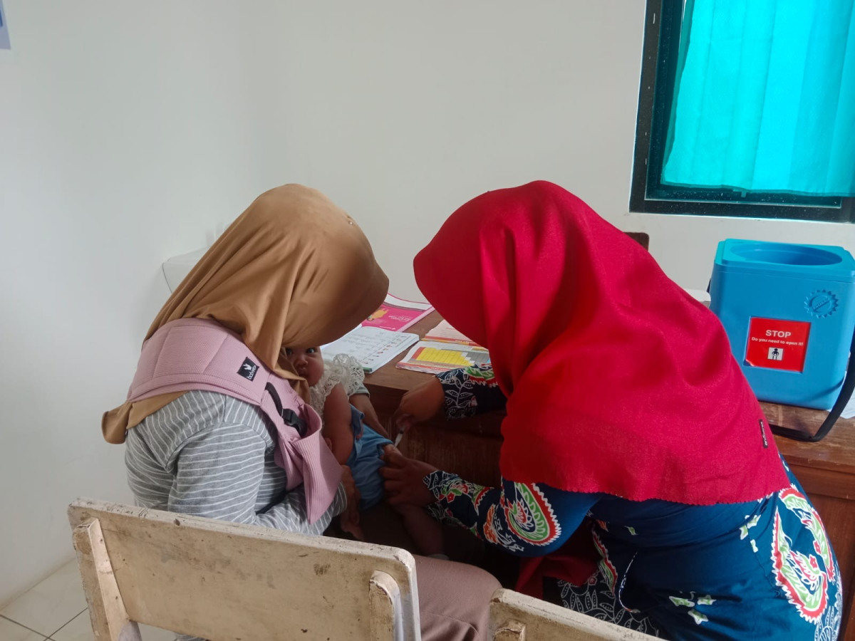 Penyuntikan imunisasi pada bayi dan balita