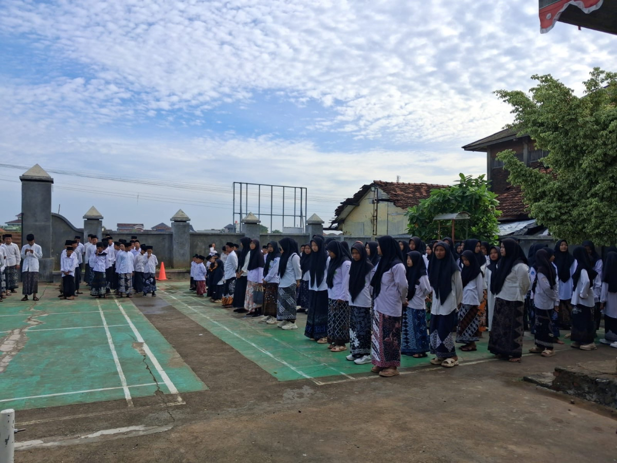 UPACARA HARI SANTRI SE YAYASAN RIBHUL ULUM