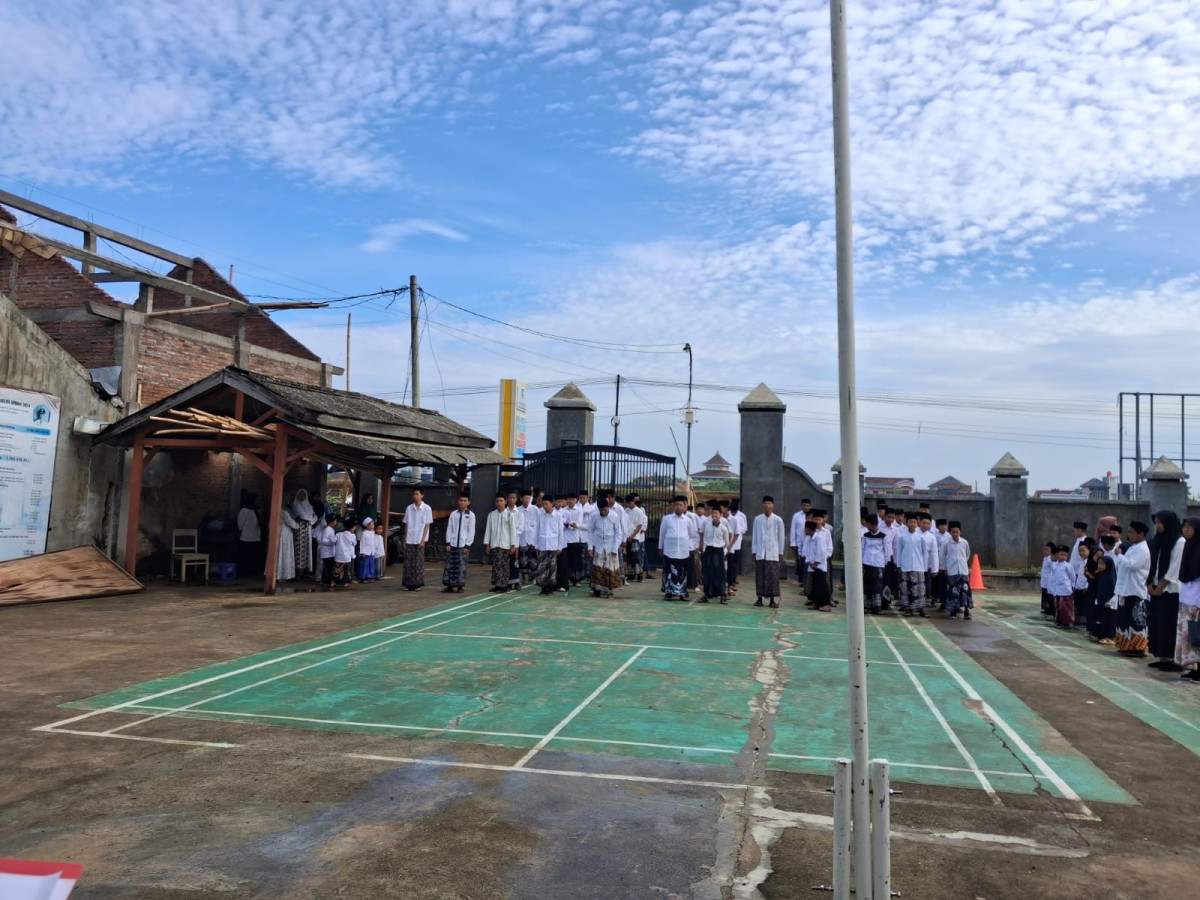 Pengibaran bendera sang merah putih oleh petugas