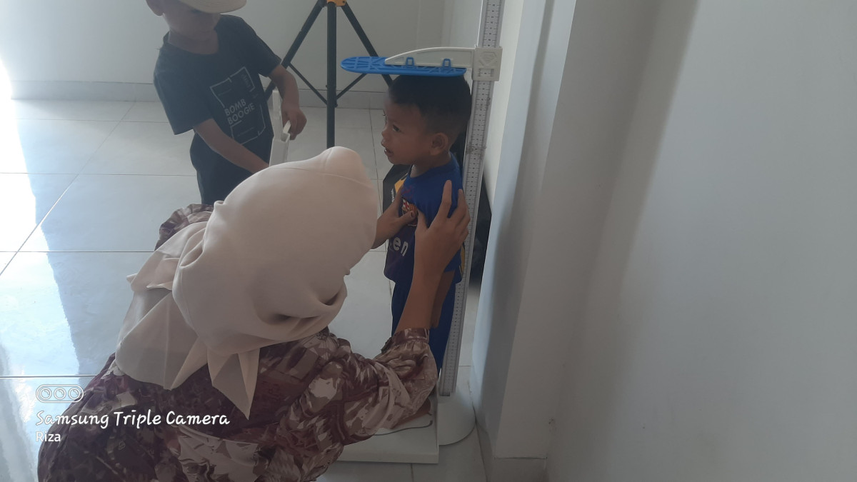 Pengukuran tinggi badan balita stunting