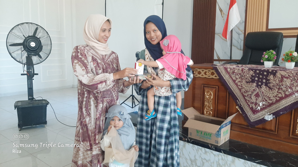 PEMBERIAN VITAMIN UNTUK BALITA STUNTING DESA KEDUNGMUTIH