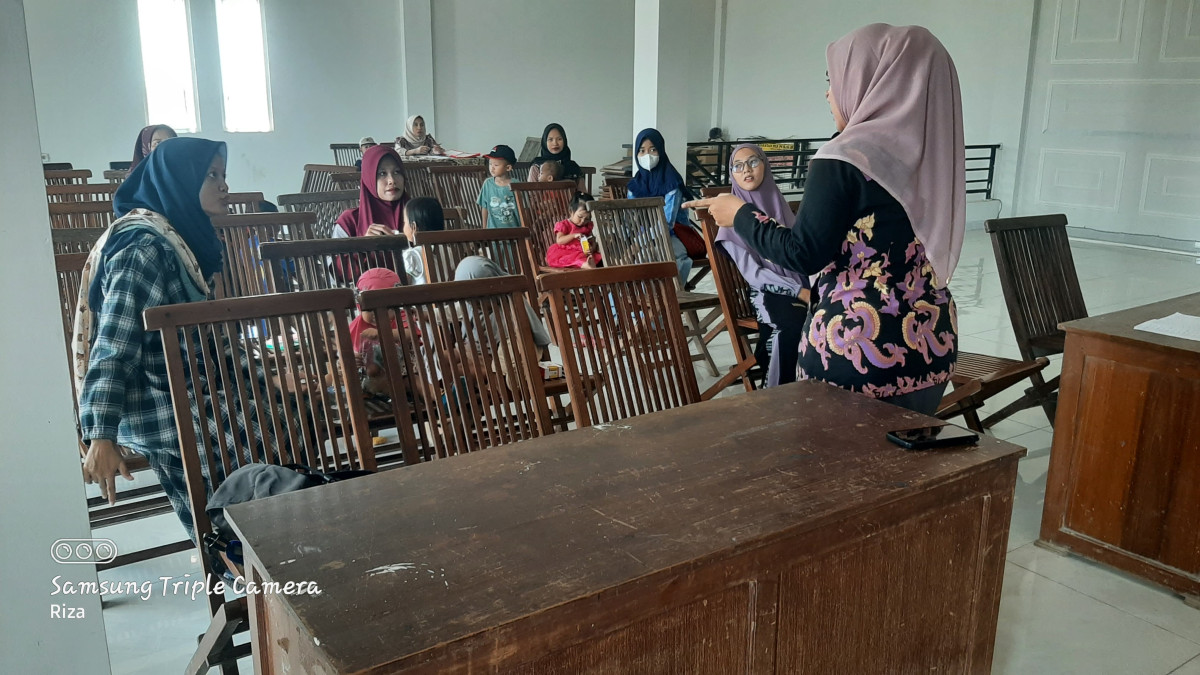 PEMBERIAN MATERI PADA KELAS STUNTING TENTANG KESEHATAN GIGI DAN TULANG