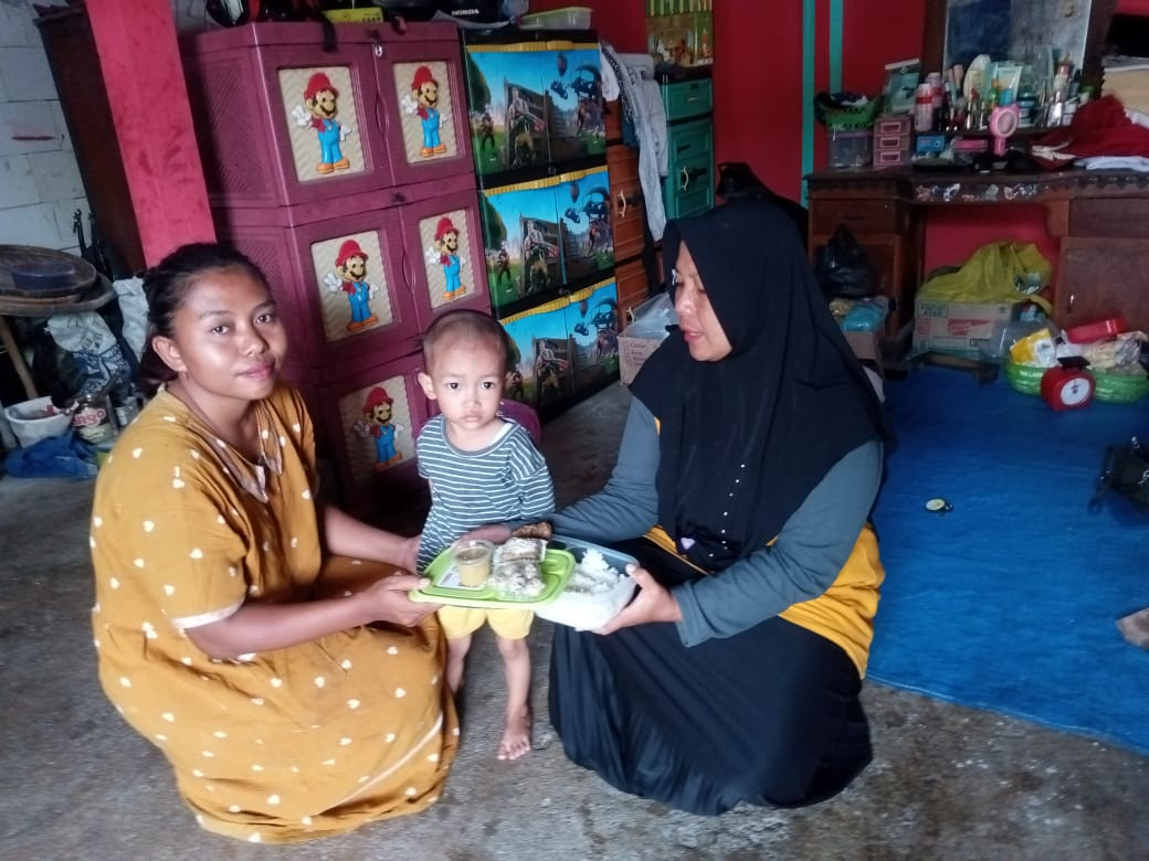 Pemberian PMT balita gizi buruk/stunting