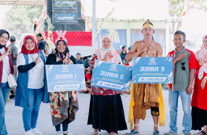 Pembagian hadiah lomba kebersihan lingkungan dan karnaval memperingati HUT RI ke 79 Desa Klampok Lor bersama BRI Unit Kebonagung