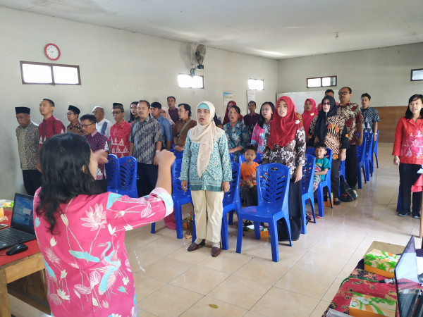 Menyayikan Lagu Kebangsaan Indonesia Raya dan Mars KB